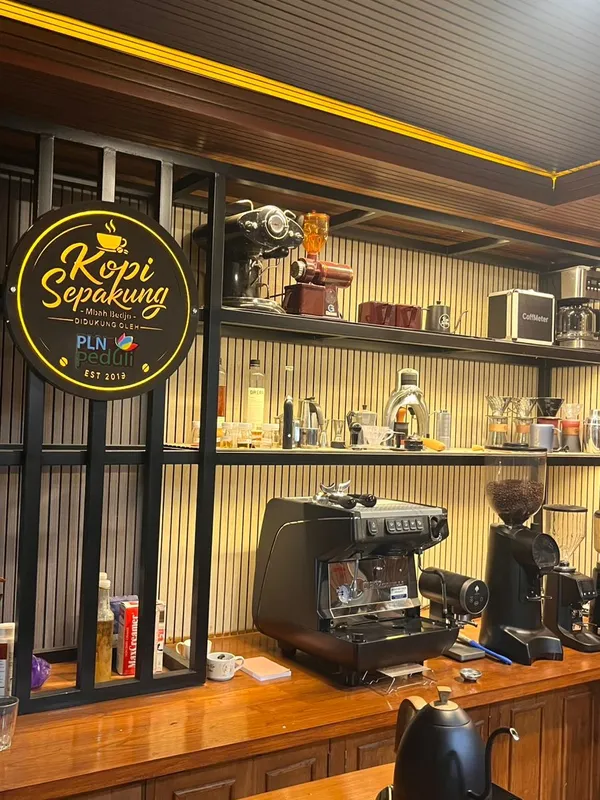 Interior kedai Kopi Sepakung dengan mesin espresso